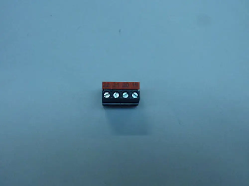 Buchsenleiste in kompakter Bauweise mit Anschlussklemmen, schwarz mit rotem Farbkodierungsteil. Produkt von Remeha zur sicheren elektrischen Verbindung.
